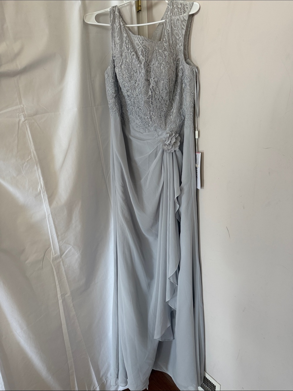 Elegant Sleeveless Lace Bodice Maxi Dress in Light Gray